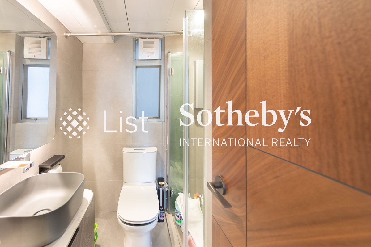 Corona Tower 嘉景臺 | Guest Bathroom