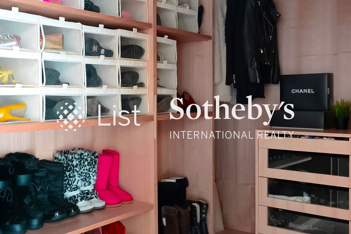 Corona Tower 嘉景臺 | Built-in Wardrobe in Master Bedroom 