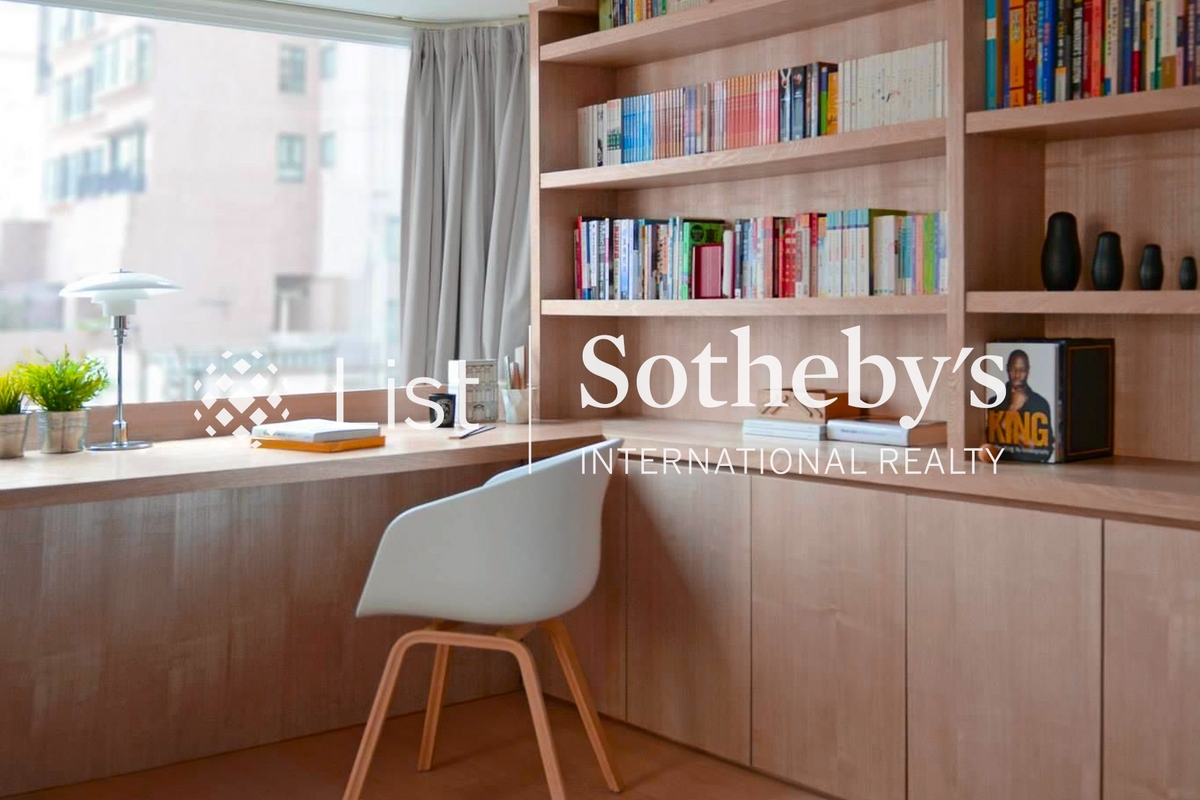 Corona Tower 嘉景臺 | Study Area in Master Bedroom 