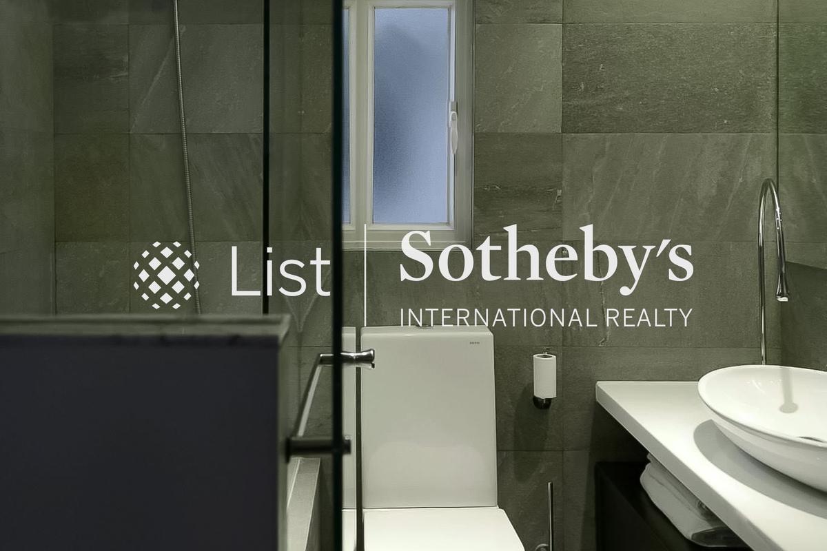 Corona Tower 嘉景臺 | Master Bathroom