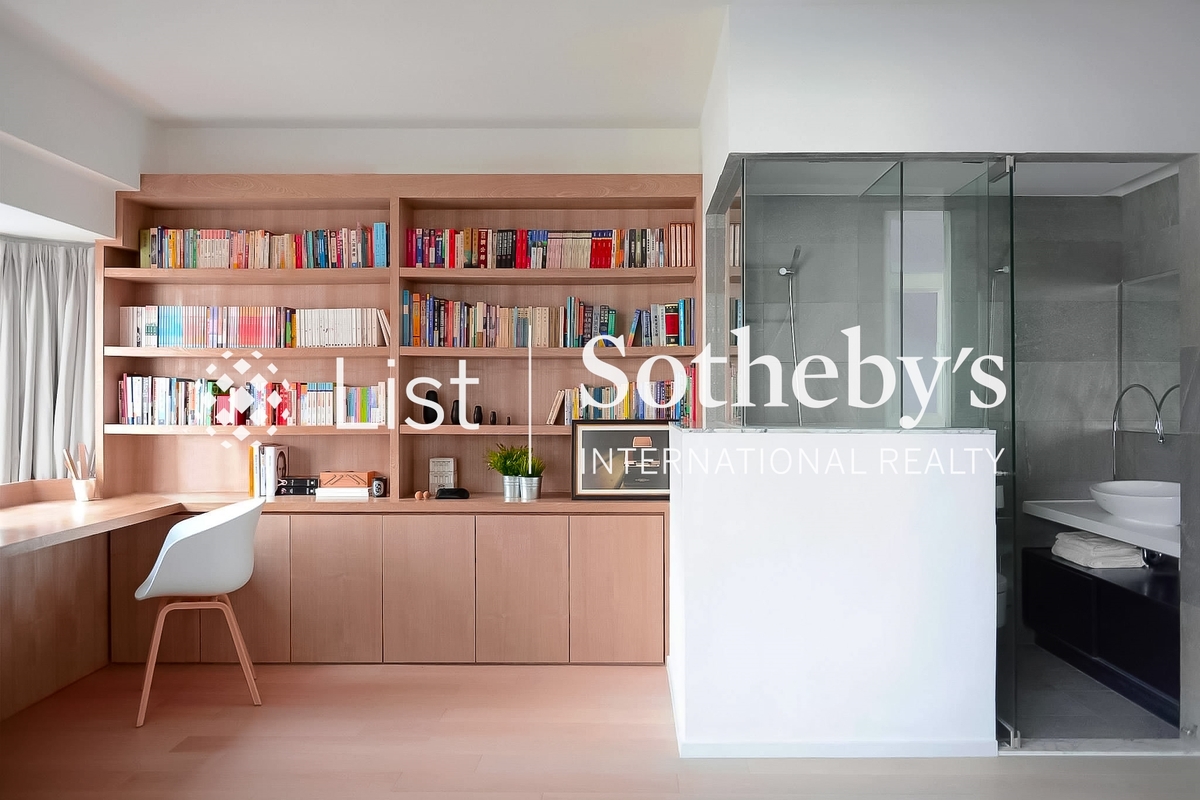 Corona Tower 嘉景臺 | Study Area in Master Bedroom 