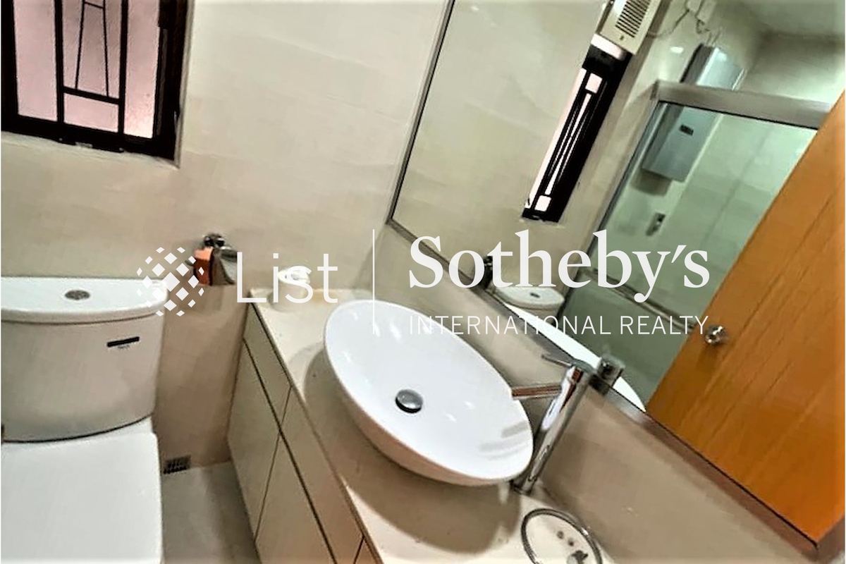 Corona Tower 嘉景臺 | Guest Bathroom