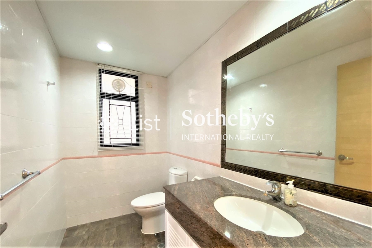 Clovelly Court 嘉富麗苑 | Guest Powder Room