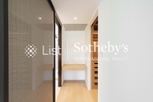 Stanford Villa 旭逸居 | Walk-in Closet in Master Bedroom 