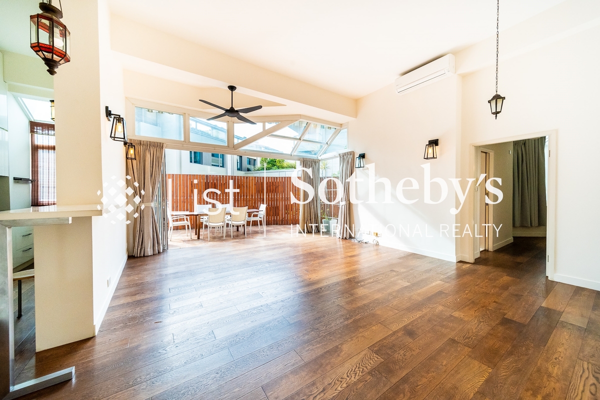 Albany Court 雅鑾閣 | Living and Dining Room