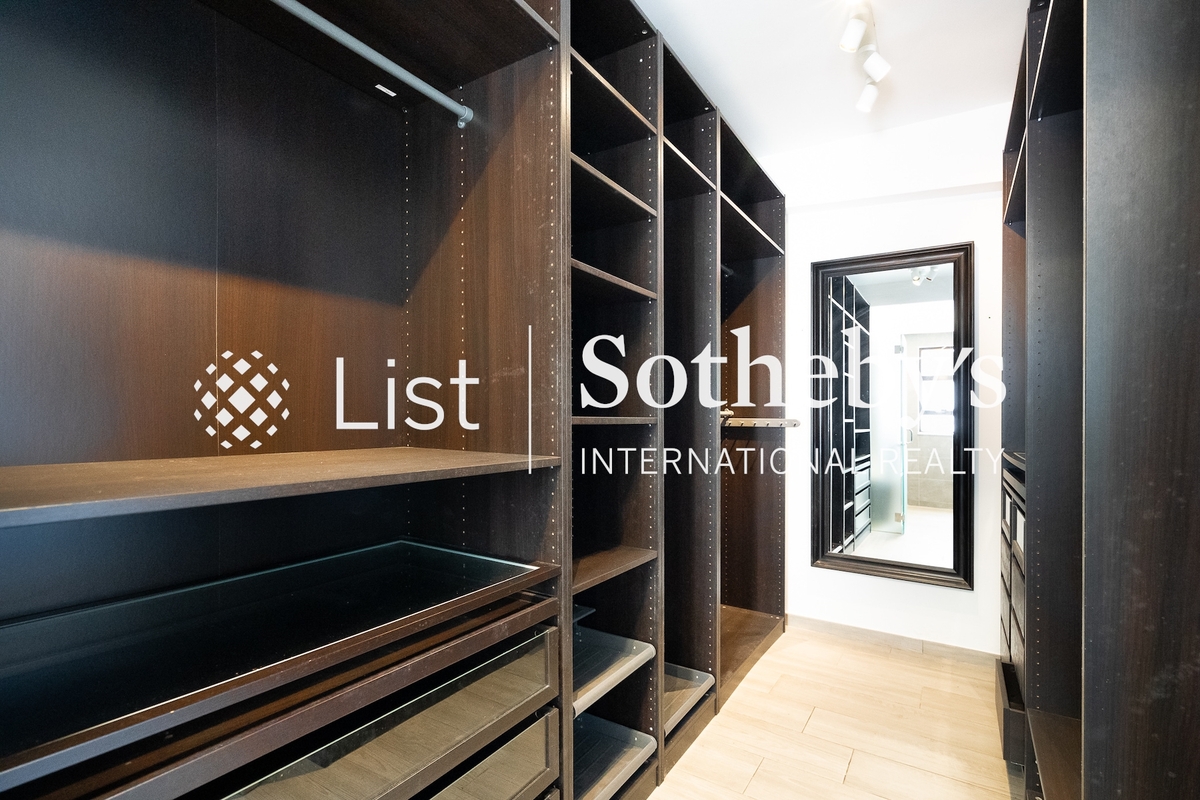 Baguio Villa 碧瑶湾 | Walk-in Closet in Master Bedroom 