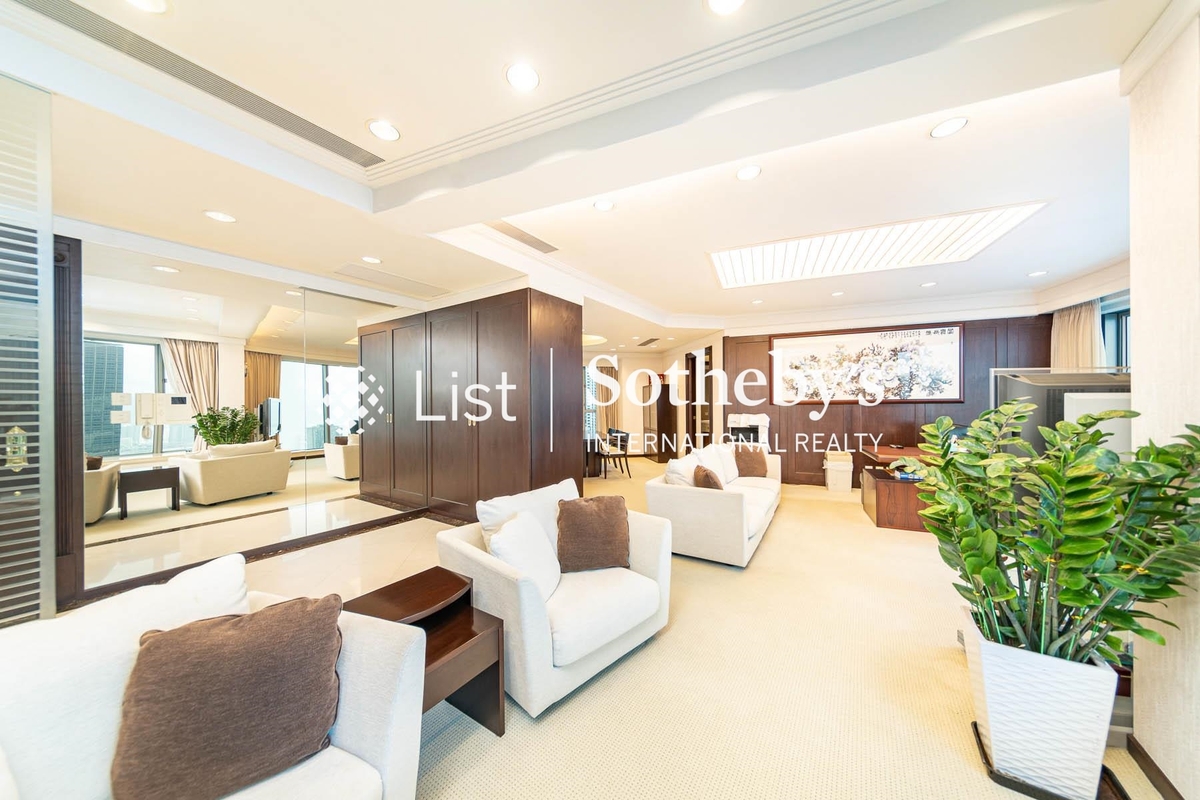 Regence Royale 富滙豪庭 | Living and Dining Room