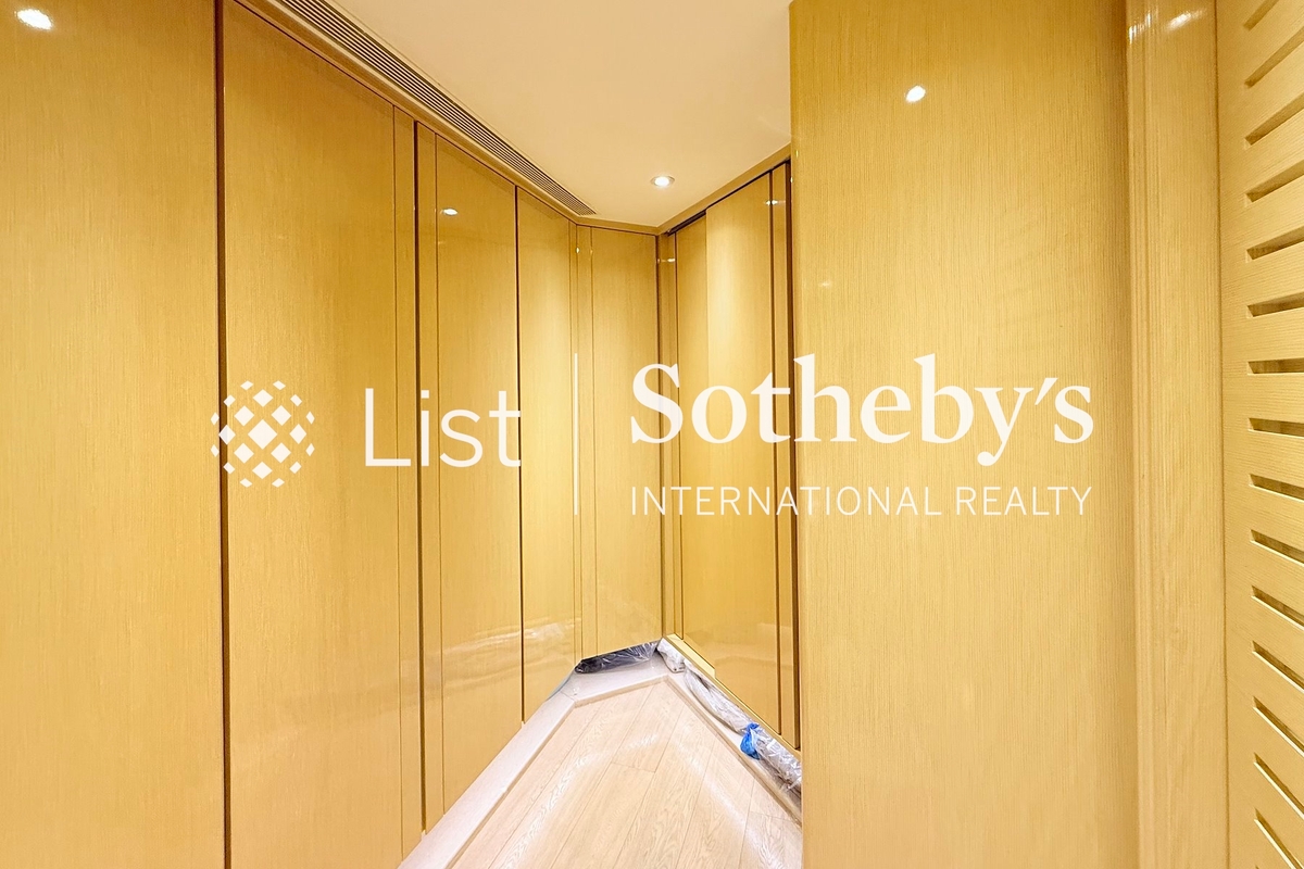 Regence Royale 富滙豪庭 | Walk-in Closet in Master Bedroom 