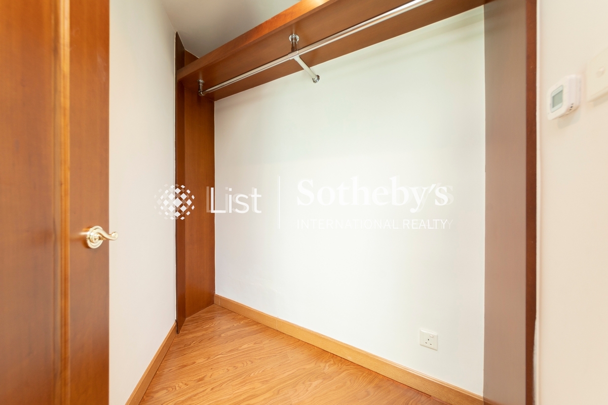 Regence Royale 富汇豪庭 | Walk-in Closet in Master Bedroom 