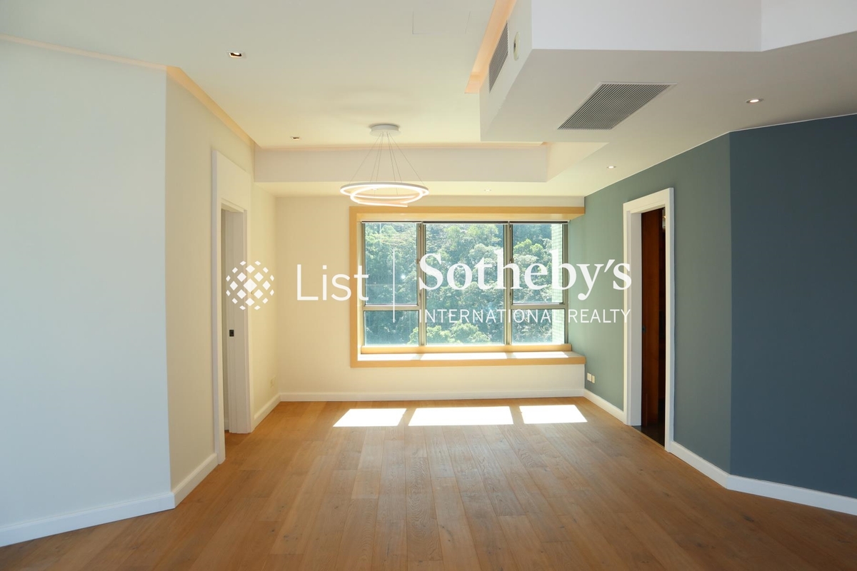 Regence Royale 富滙豪庭 | Living and Dining Room