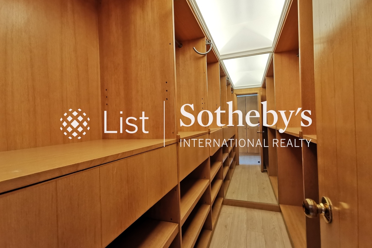 Garden Terrace 花園台 | Walk-in Closet in Master Bedroom 