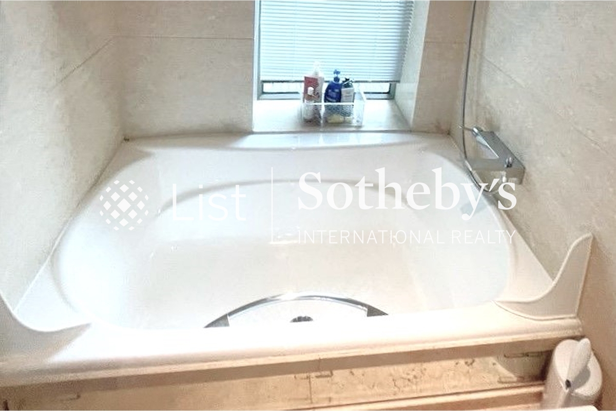 Regence Royale 富滙豪庭 | Master Bathroom