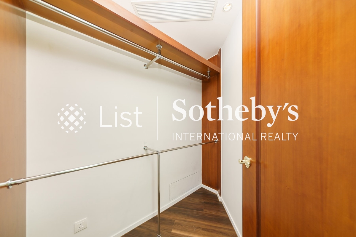 Regence Royale 富滙豪庭 | Walk-in Closet in Master Bedroom 