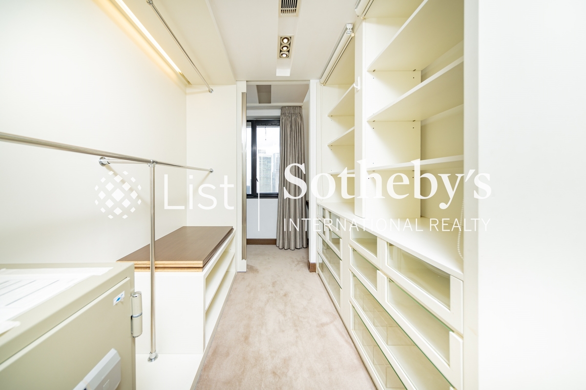 Visalia Garden 蔚山花園 | Walk-in Closet in Master Bedroom 