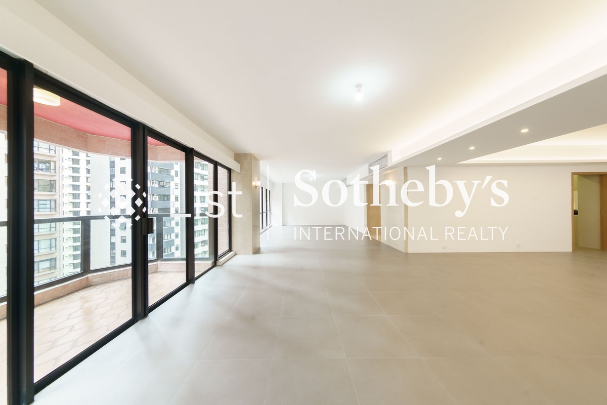 Estoril Court 愛都大廈 | Living and Dining Room