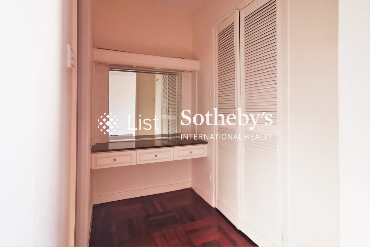 Baguio Villa 碧瑤灣 | Walk-in Closet in Master Bedroom