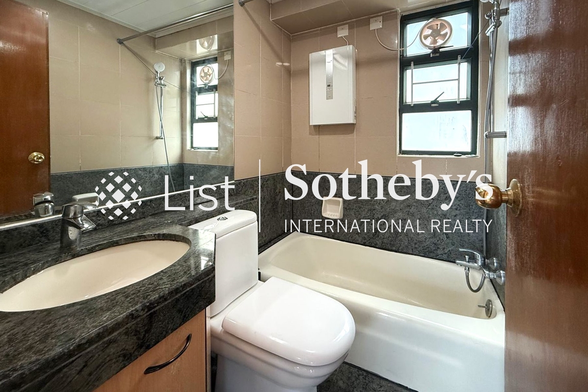 Dragon Court 恆龍閣 | Guest Bathroom