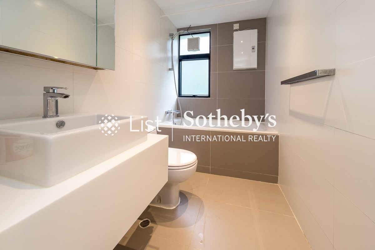 Grand Garden 華景園 | Guest Bathroom