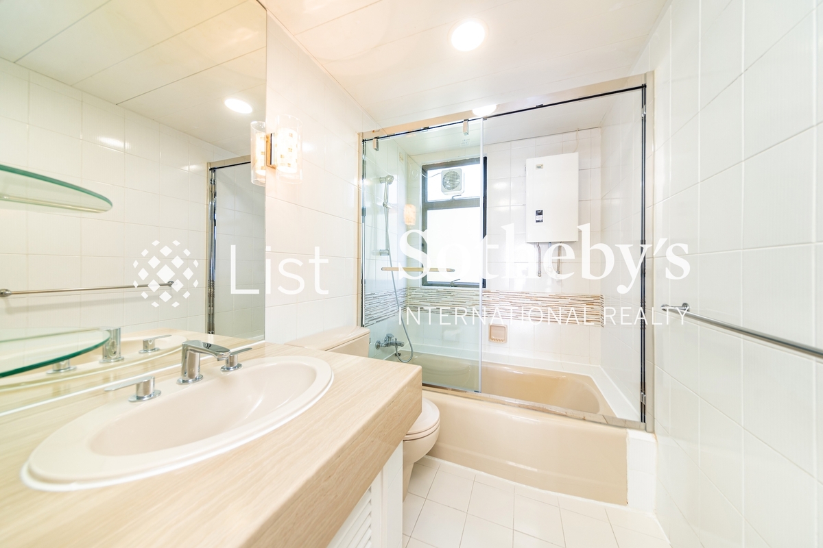 Grand Garden 華景園 | Guest Bathroom