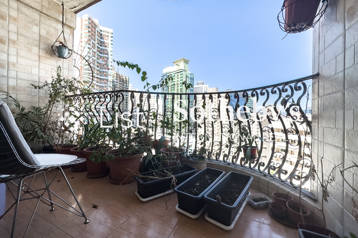 Ewan Court 倚雲閣 | Balcony off Living Room