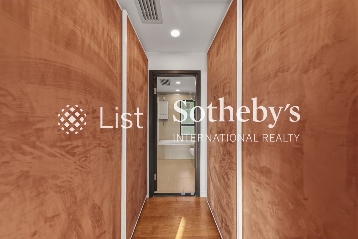 Ruby Court 嘉麟阁 | Walk-in Closet in Master Bedroom 