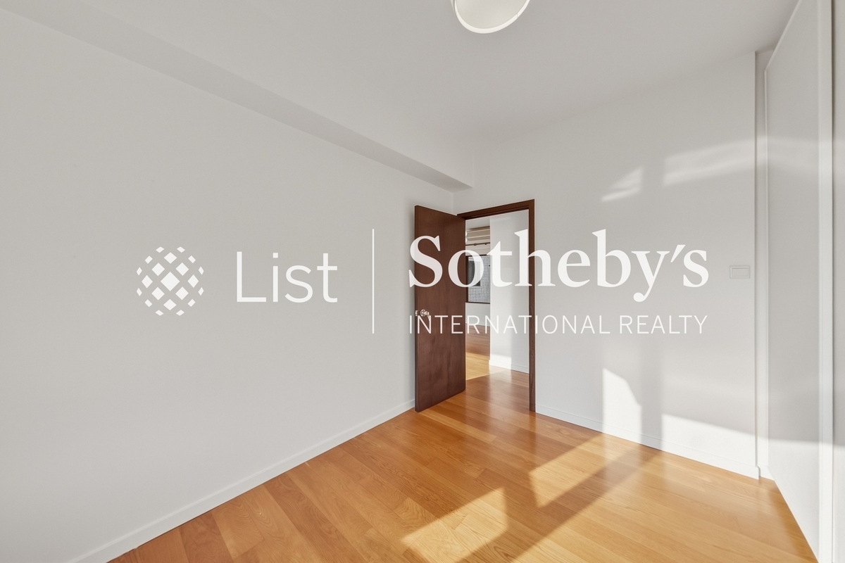 Ruby Court 嘉麟阁 | Third Bedroom