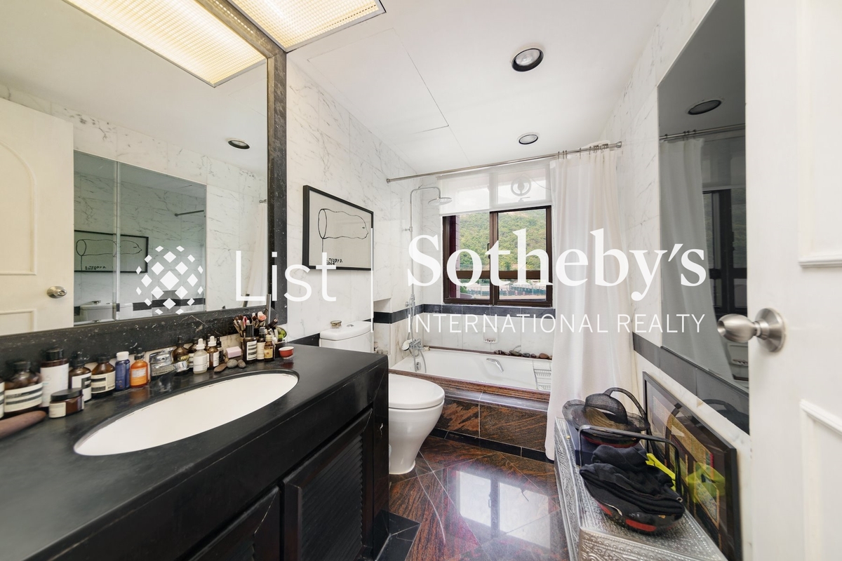 Pacific View 浪琴園 | Master Bathroom