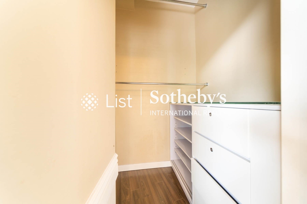 37 Repulse Bay Road 淺水灣道37號 | Walk-in Closet in Master Bedroom