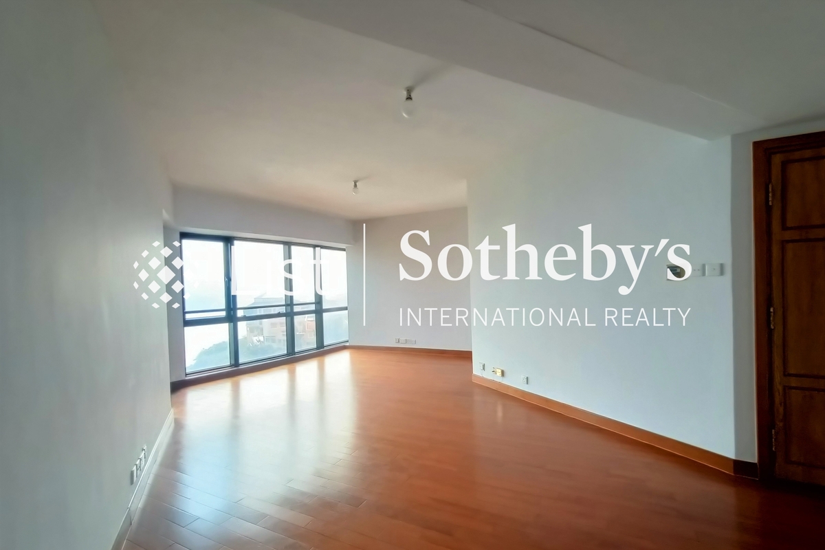 Pacific View 浪琴園 | Living and Dining Room