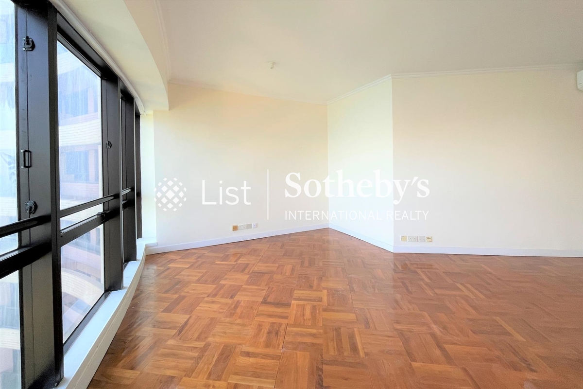 Pacific View 浪琴園 | Living and Dining Room