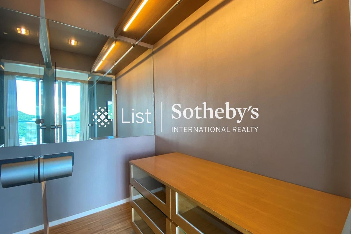Residence Bel-Air Phase 4 Bel-Air On The Peak 貝沙灣 4期 南灣 | Walk-in Closet in Master Bedroom