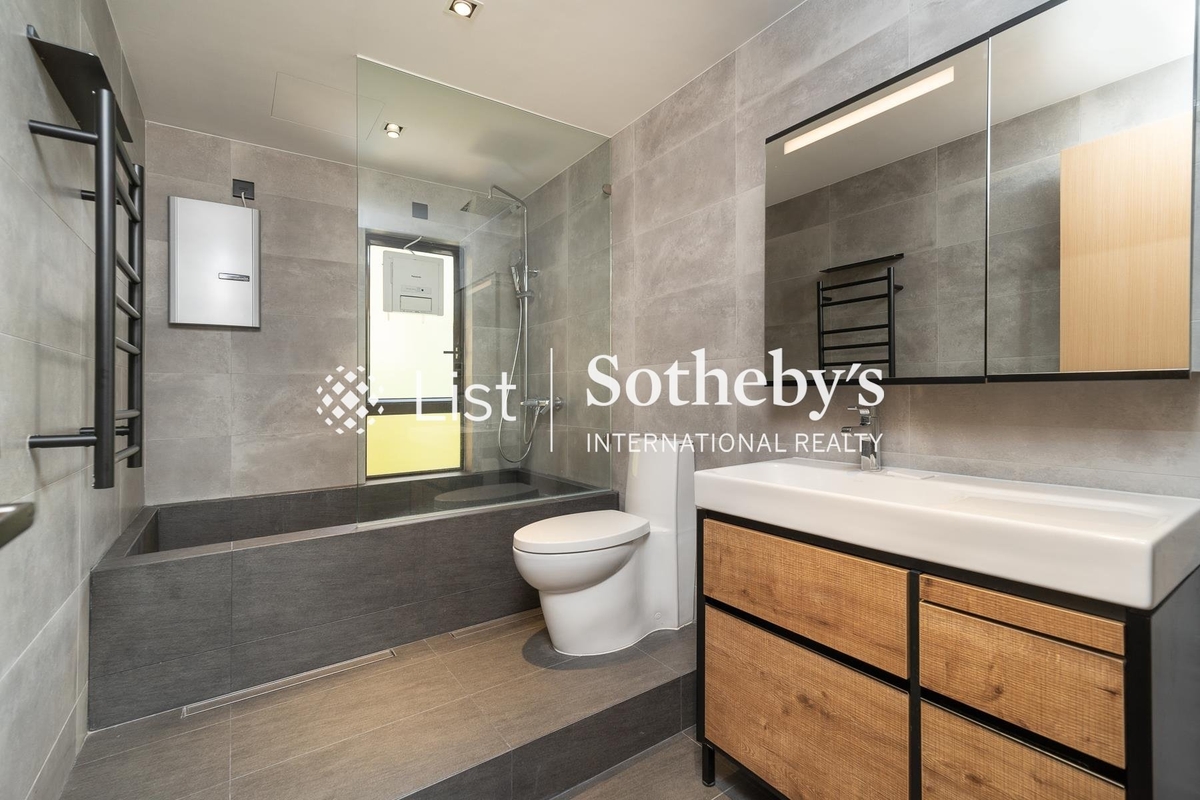 Ruby Court 嘉麟閣 | Master Bathroom