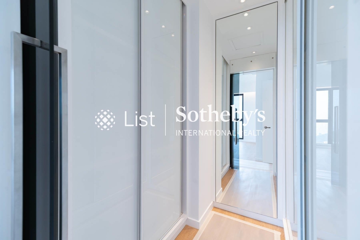 3 Repulse Bay Road 淺水灣道3號 | Walk-in Closet in Master Bedroom