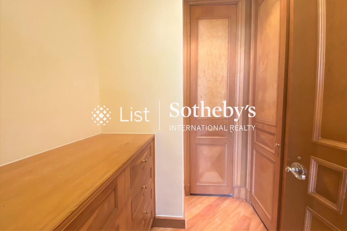 3 Repulse Bay Road 淺水灣道3號 | Walk-in Closet in Master Bedroom