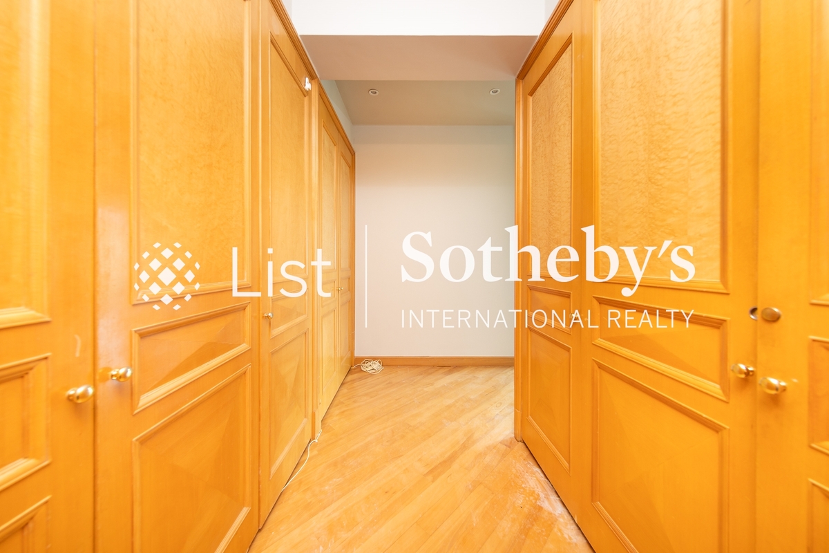 3 Repulse Bay Road 淺水灣道3號 | Walk-in Closet in Master Bedroom 