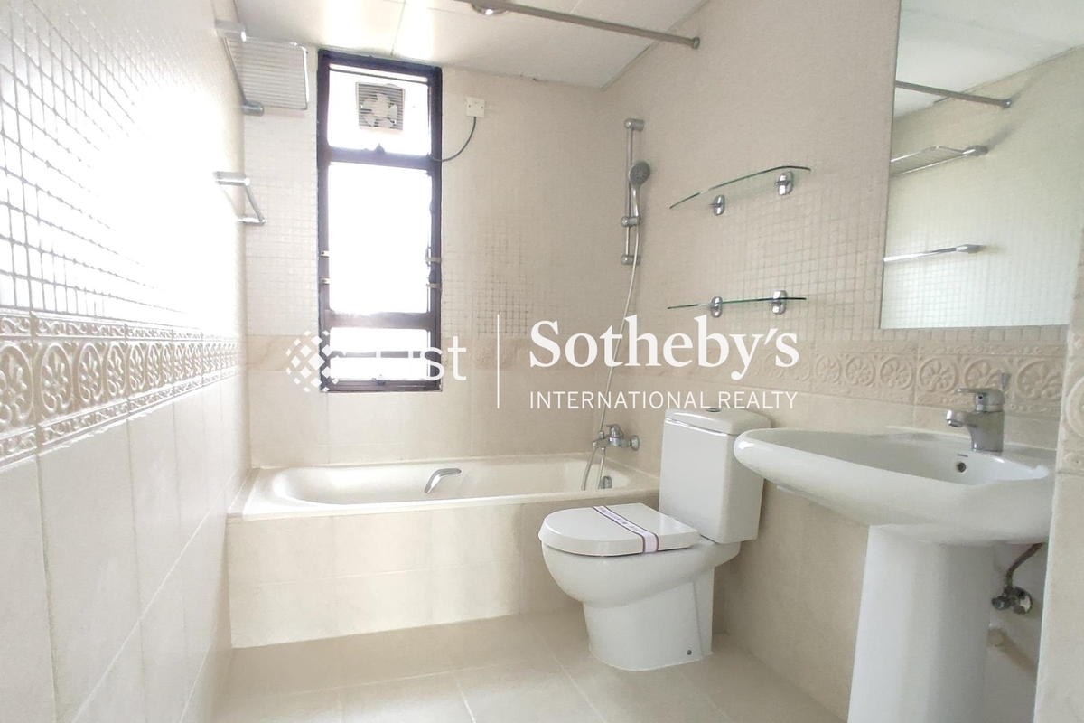 Pacific View 浪琴園 | Guest Bathroom