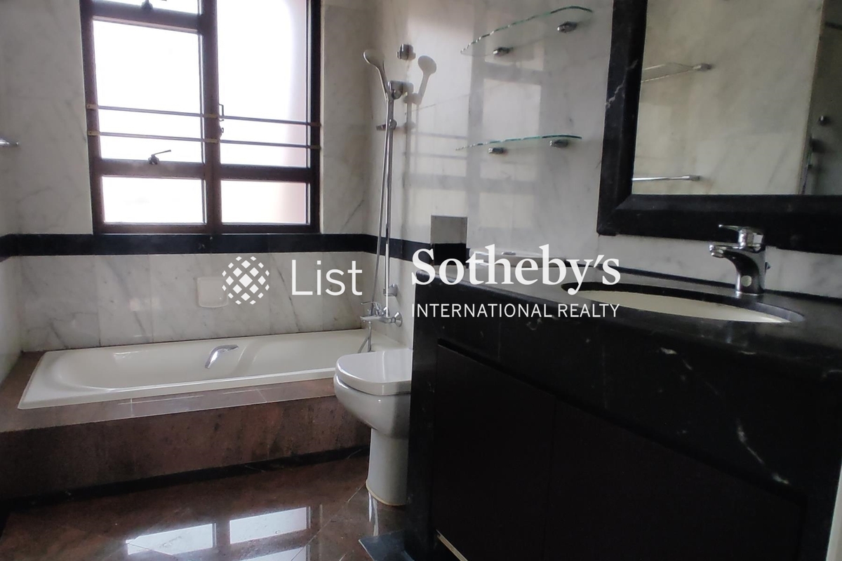 Pacific View 浪琴園 | Master Bathroom