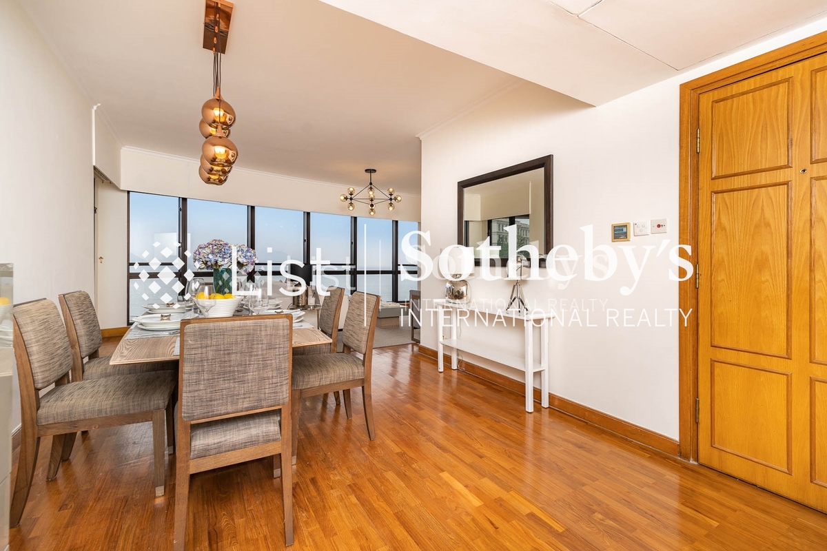 Pacific View 浪琴園 | Living and Dining Room