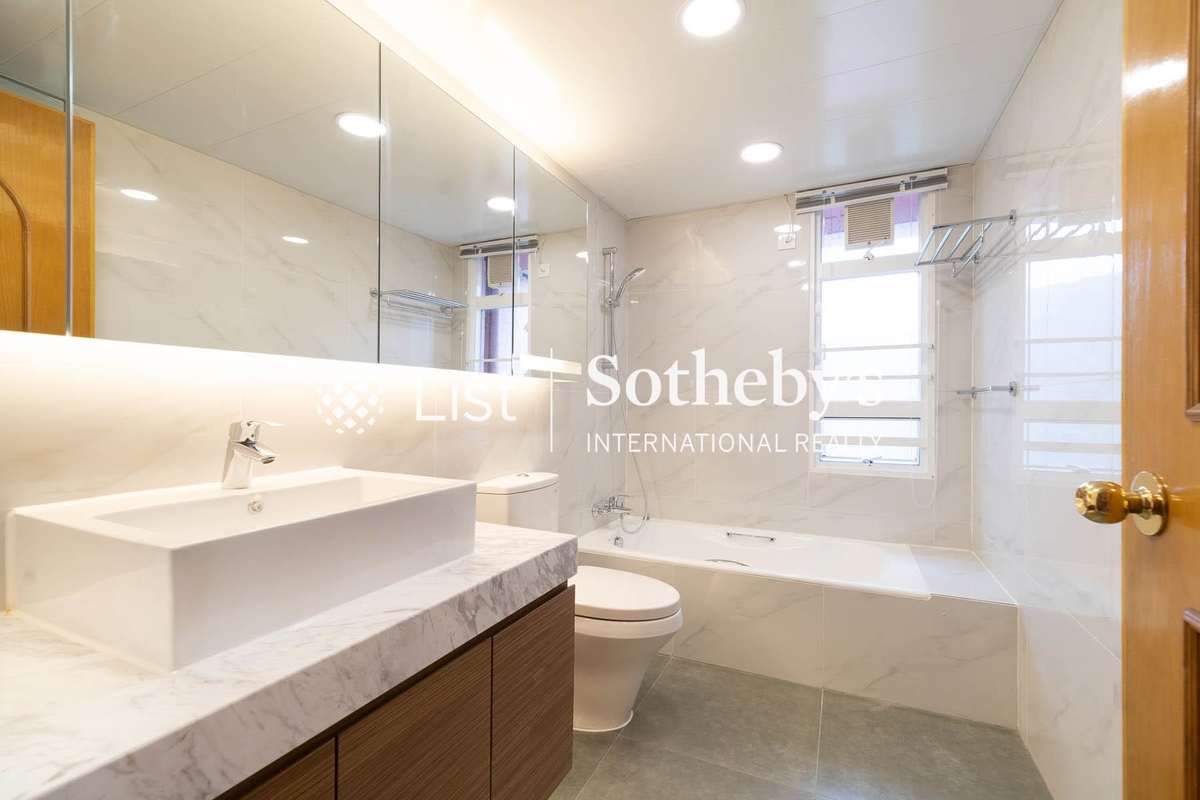 Pacific View 浪琴園 | Guest Bathroom