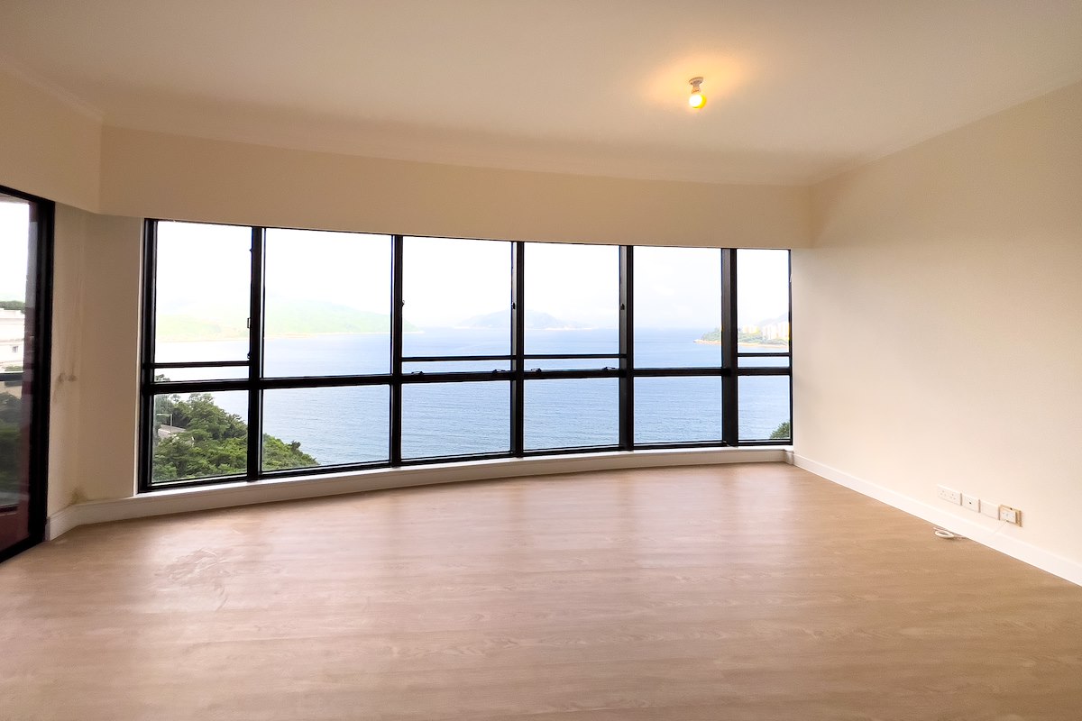 Pacific View 浪琴园 | Living and Dining Room