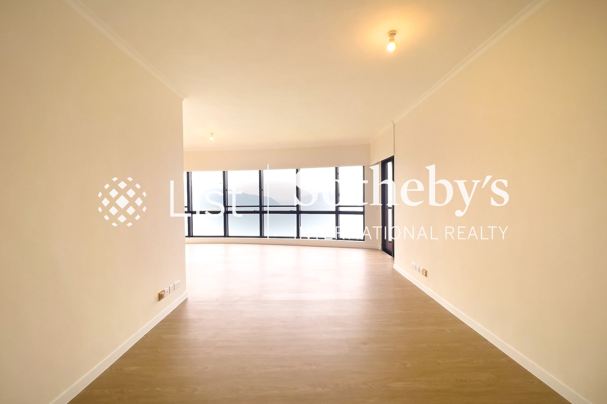 Pacific View 浪琴园 | Living and Dining Room