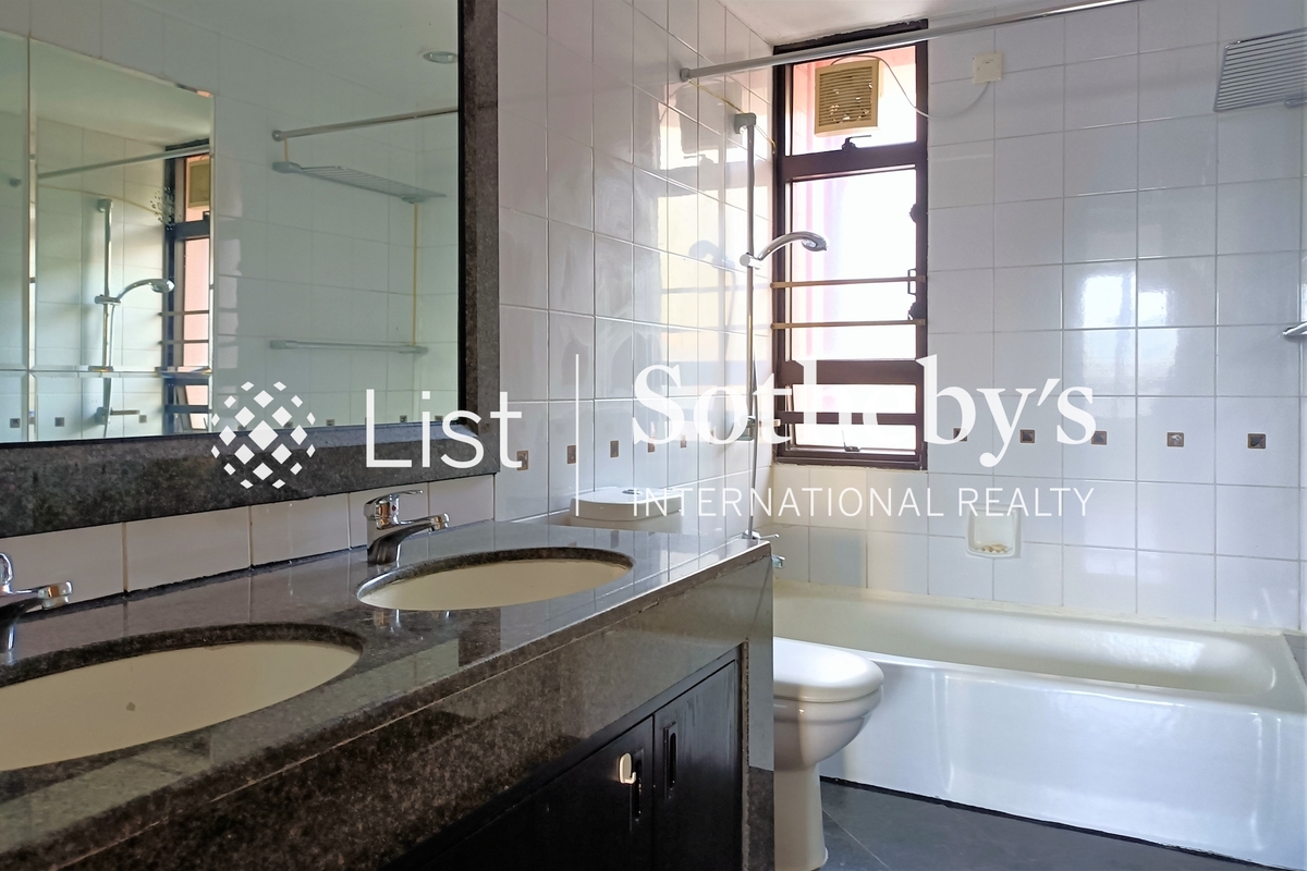 Pacific View 浪琴园 | Guest Bathroom