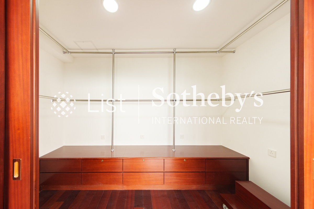 Pine Crest 松苑 | Walk-in Closet in Master Bedroom 