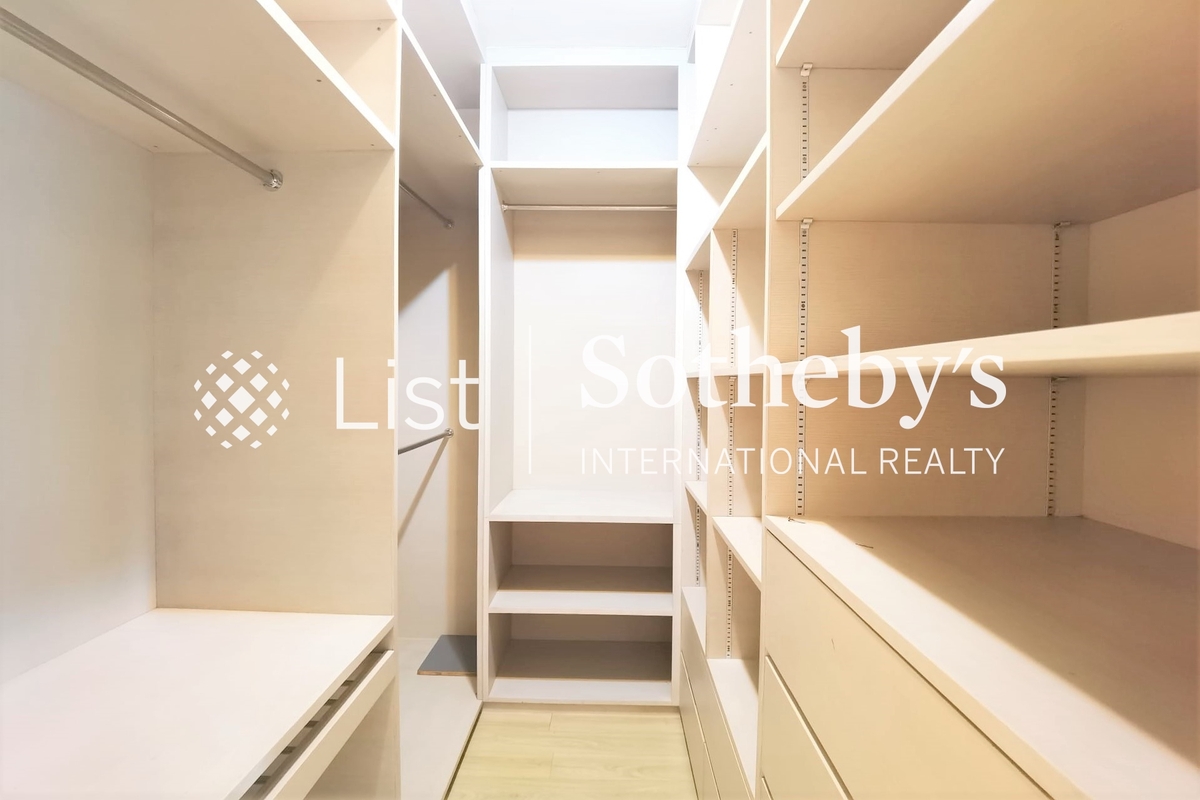 Macdonnell House 麥當奴大廈 | Walk-in Closet in Master Bedroom 