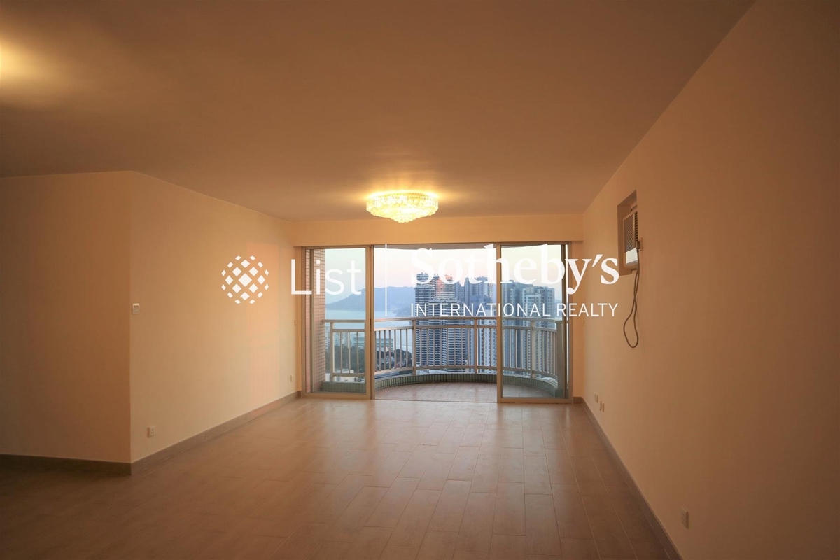 Baguio Villa 碧瑤灣 | Living and Dining Room