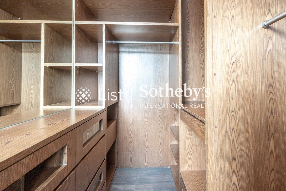 Star Crest 星域軒 | Walk-in Closet in Master Bedroom