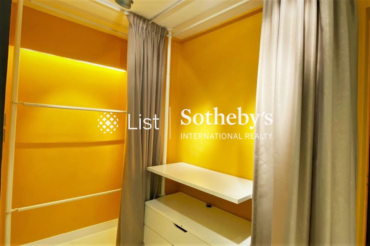 Baguio Villa 碧瑤灣 | Walk-in Closet in Master Bedroom