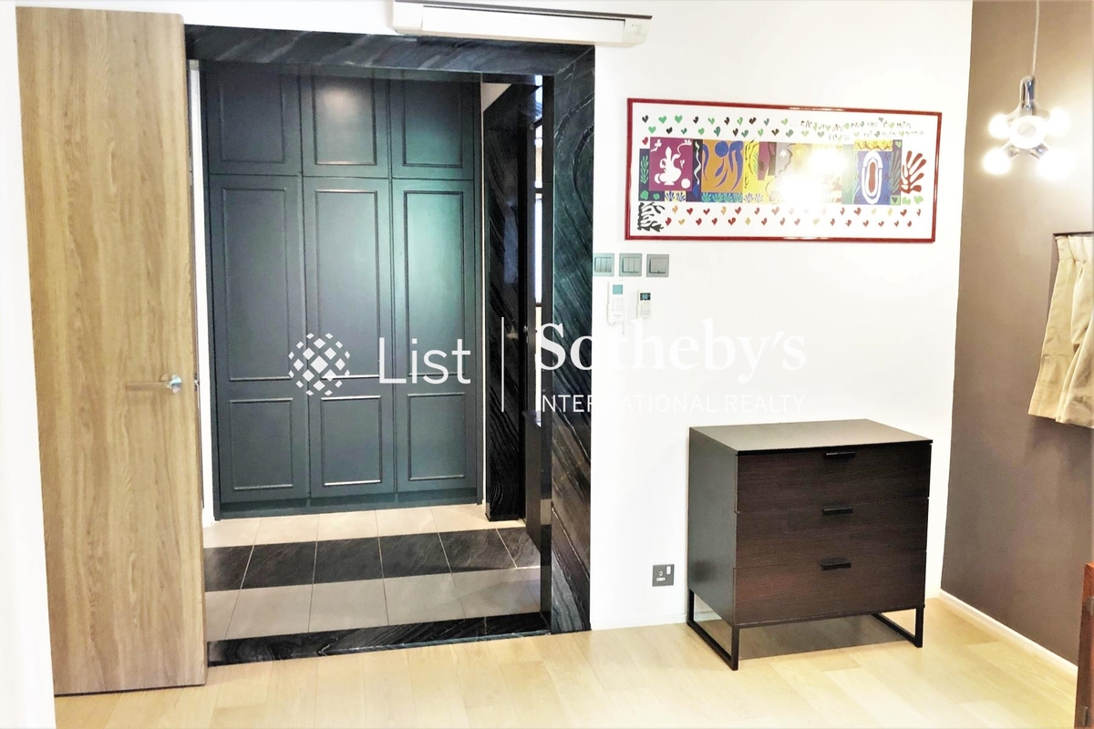 Baguio Villa 碧瑶湾 | Walk-in Closet in Master Bedroom