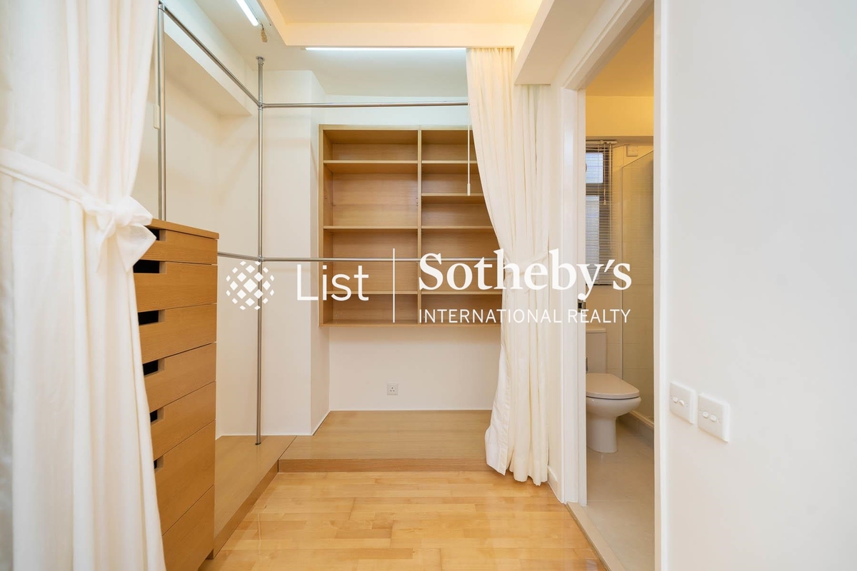Baguio Villa 碧瑤灣 | Walk-in Closet in Master Bedroom