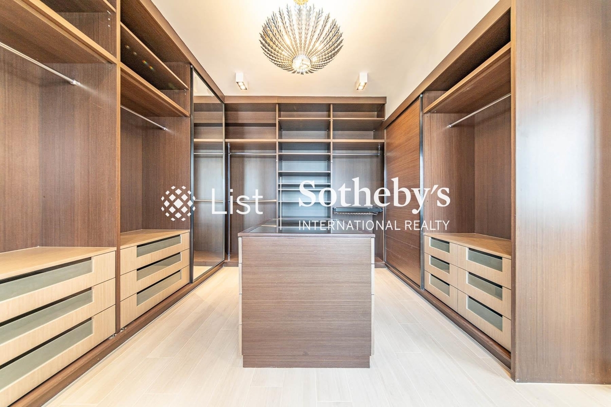 Hollywood Heights 好利閣 | Walk-in Closet in Master Bedroom